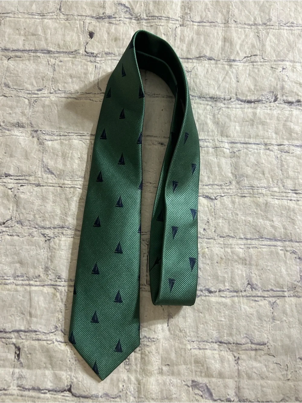 LANDS’END NECKTIE GREEN DIAGONAL STRIPED PATTERN SMALL EMBROIDERED SAILBOATS